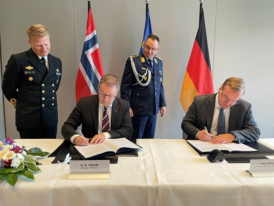  Forsvarsminister Bjørn Arild Gram signerte en avtale om tettere forsvars- og sikkerhetssamarbeid med sin tyske kollega Boris Pistorius.