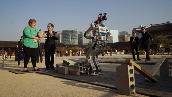 Statsministeren møter roboten Hubo i Seoul i Sør-Korea.