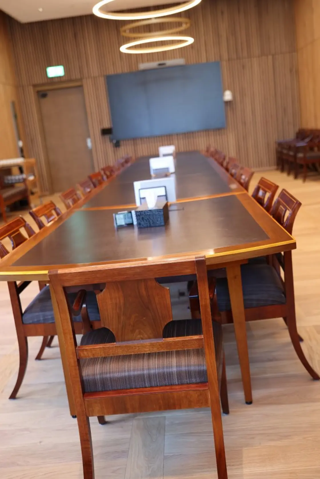 Møtebord og stoler i empirestil.