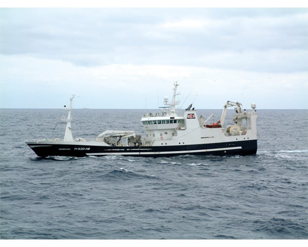 Figur 5.7 Mange viktige fiskerier i norske farvann – tråleren «Herøyhav» under kolmulefiske.
