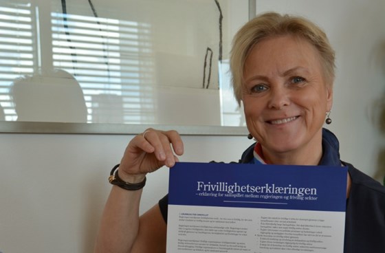Kulturminister Thorhild Widvey med Frivillighetserklæringsplakaten