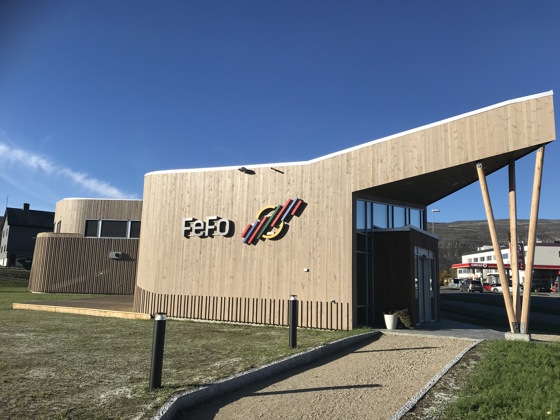 Det nye hovedkonotoret til Finnmarkseiendommen i Lakselv har furukledning fra Alta. 