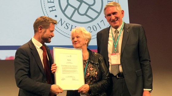 Helse- og omsorgsminister Bent Høie delte ut helselederprisen 2017 til Anne Sissel Faugstad