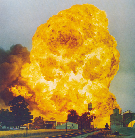Figur 9.1 BLEVE med tankvogn lastet med 65 tonn
 propan i Crecent City, Illinois, USA 21. juni 1970