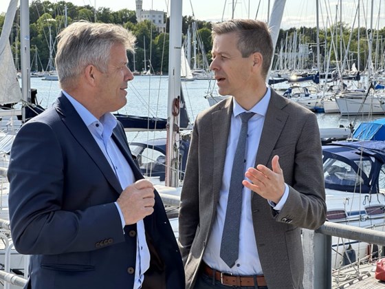 Fiskeri- og havminister Bjørnar Skjæran og sjøfartsdirektør Knut Arild Hareide.