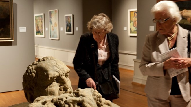 To eldre damer på Nasjonalmuseets utstillingsåpning Gicometti, Hodler, Klee.