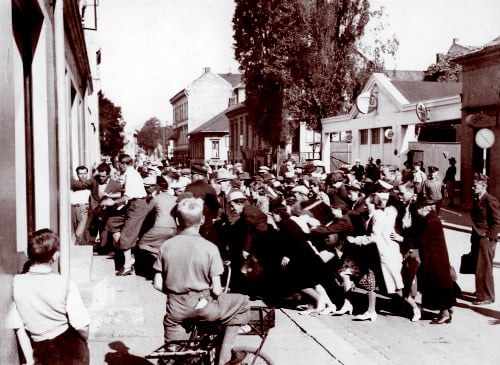 Figur  Under krigen var det forbudt å stå i kø. Bildet er fra
 vinmonopolutsalget Bragernes i Drammen ved åpningen kl. 09.00 11. juli
 1942.