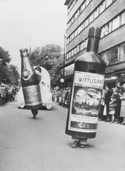 Figur  Fra et opptog i Oslo før reklameforbudet i 1975.