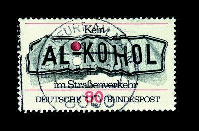 Figur  Tyske frimerker. På merket til venstre står 
Ingen alkohol
 i trafikken (Kein Alkohol im Strassenverkehr), og på merket til
 høyre reklameres det for den tyske renhetsloven for øl (Über
 450 Jahre deutsches Reinheitsgebot für Bier).