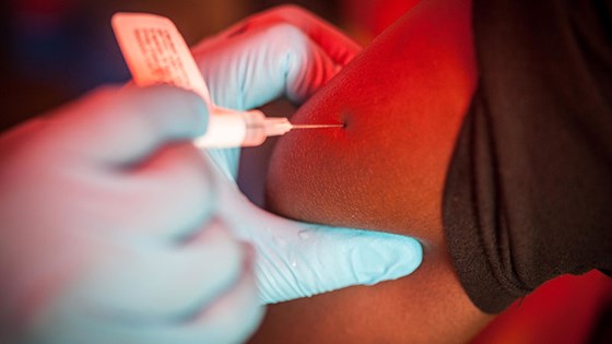 En deltaker utprøvingen av en ebolavaksine får vaksinen. Foto: ©2015 Sean Hawkey, all rights reserved.