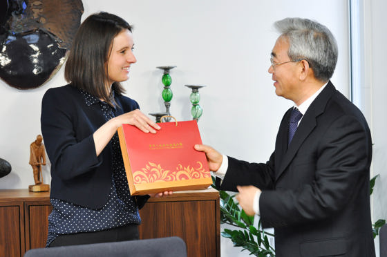 Statssekretær i Landbruks- og matdepartementet Hanne Maren Blåfjelldal og viseminister Zhang Taolin fra Kinas Ministry of Agriculture.