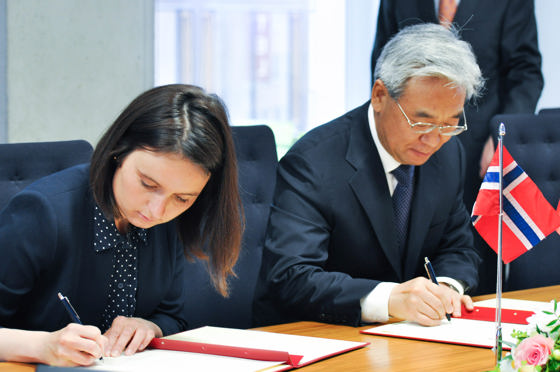 Statssekretær i Landbruks- og matdepartementet Hanne Maren Blåfjelldal og viseminister Zhang Taolin fra Kinas Ministry of Agriculture and Fisheries undertegnet i dag en Memorandum of Understanding mellom de to departementene. 