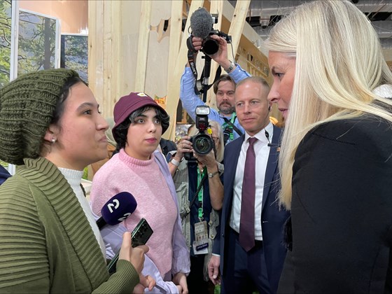 Bilde av kronprinsesse Mette-Marit som møtes ungdom