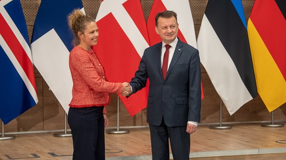 Polens forsvarsminister og vise-statsminister Mariusz Błaszczak sammen med statssekretær Anne Marie Aanerud. 