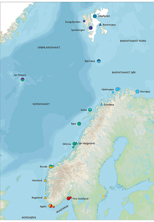 Figur 2.17 Nøkkellokalitetane i SEAPOP. Symbolfargane viser korleis lokalitetane representerer ulike havområde: det nordlege Barentshavet (mørkeblått), det sørlege Barentshavet (lyseblått), Norskehavet (grønt), Nordsjøen (oransje) og Skagerrak (raudt). Nøkkello...