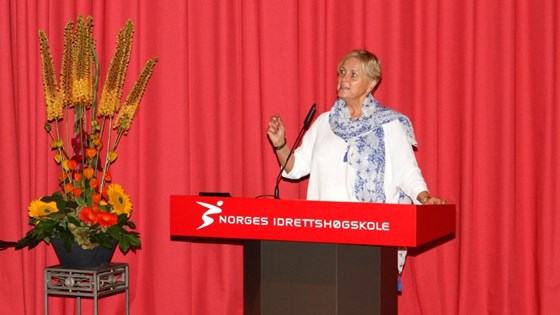 Kulturminister Thorhild Widvey på talerstolen på Norges idrettshøgskole