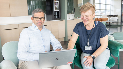 Illustrasjonsbilde av to ansatte i Helse- og omsorgsdepartementet i en fiktiv arbeidssituasjon