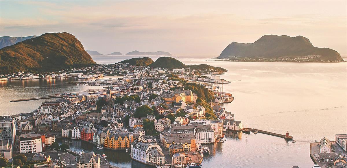 Picture showing a Norwegian costal town.
