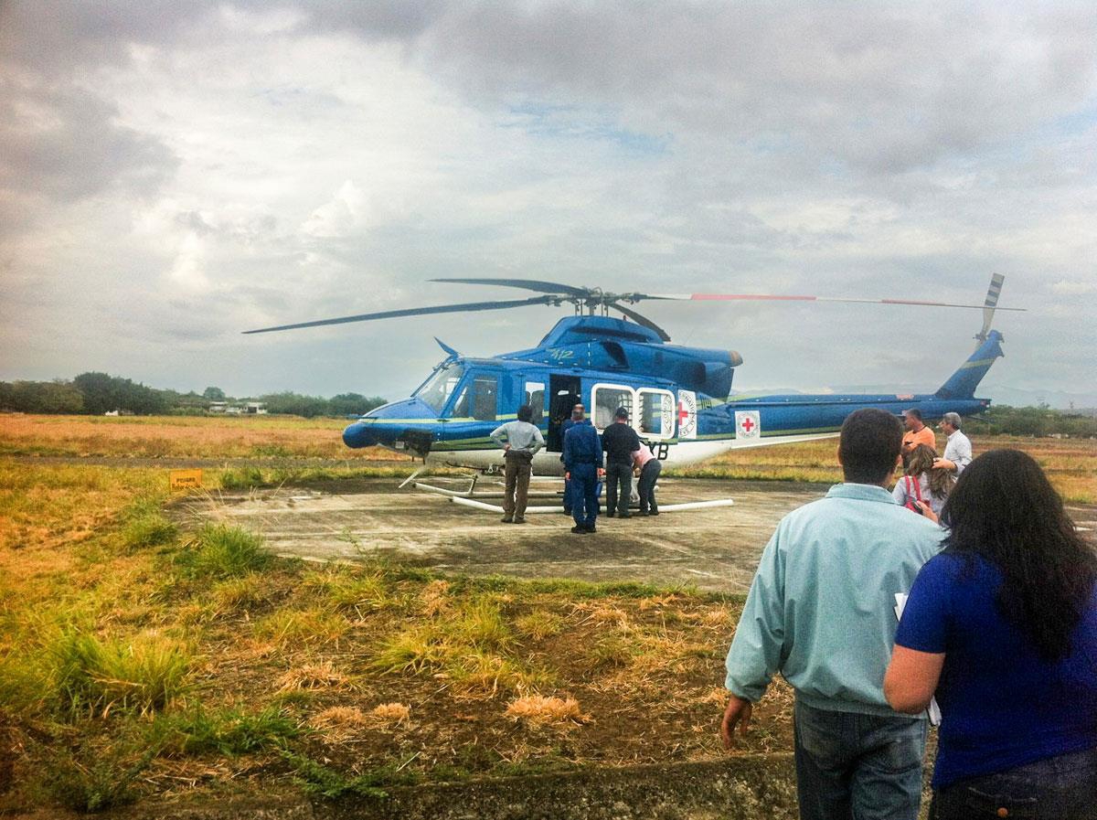 Antes de iniciarse el proceso de paz colombiano facilitado por Noruega, varios delegados de las FARC fueron trasladados a las negociaciones en helicóptero. Aquí está una delegación subiendo al helicóptero del Comité de la Cruz Roja en 2012