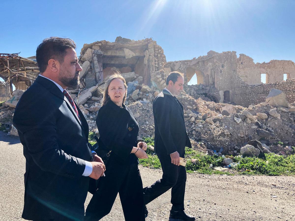 Foto de una visita de NOREF a Sinjar, Iraq, en 2023, nueve años después del ataque de IS a la minoría Yazidi, que tiene aquí su principal asentamiento. NOREF apoya el dialogo en la zona para promover la cooperación local y limitar el conflicto