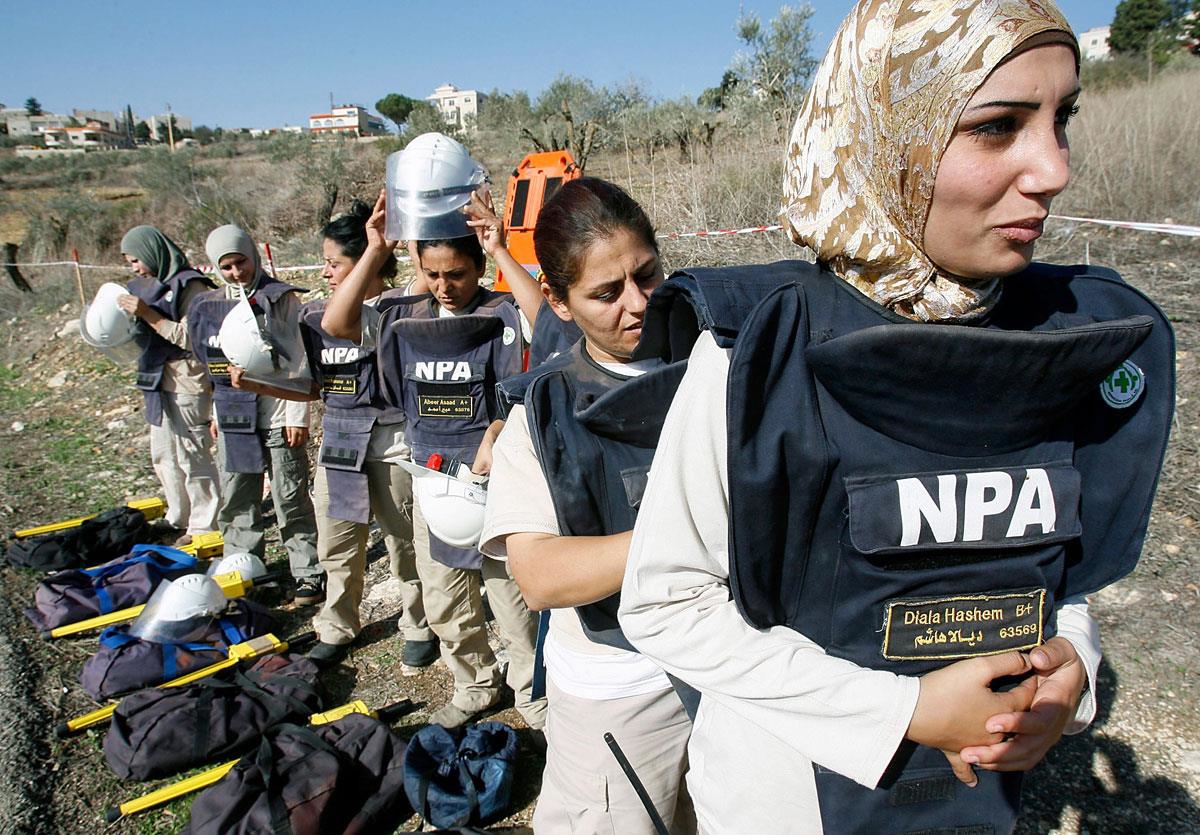 Un equipo de especialistas en remoción de minas entrena-dos por Norsk Folkehjelp (NPA) se prepara para buscar bombas en racimo en un campo próximo a la ciudad de Tibnin, al sur del Líbano, en 2008