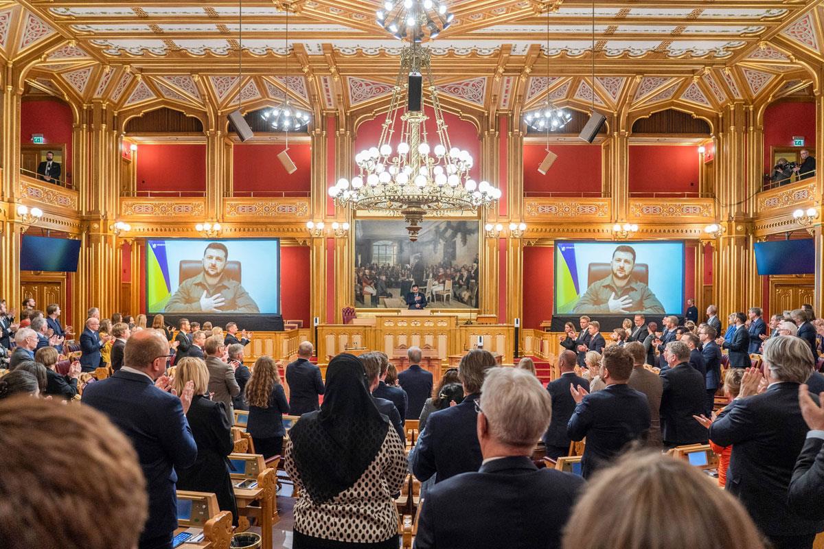 El Presidente de Ucrania, Volodymyr Zelensky, habla ante el Storting el 30 de marzo de 2022