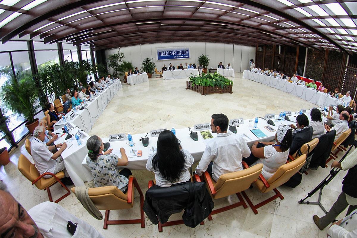 Junto con Cuba, Noruega ha facilitado las conversaciones de paz entre las autoridades colombianas y la guerrilla de las FARC. En la foto, una reunión celebrada en La Habana, Cuba, donde las víctimas del conflicto se reunieron con las partes en 2014