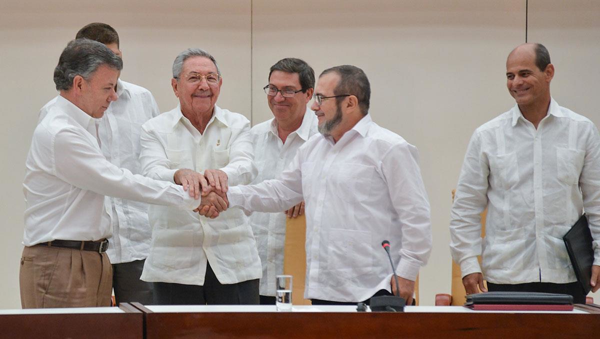 Junto con Cuba, Noruega ha facilitado las conversaciones de paz entre las autoridades colombianas y la guerrilla de las FARC. En la foto, la firma de uno de los subacuerdos en La Habana, Cuba, el 23 de septiembre de 2015