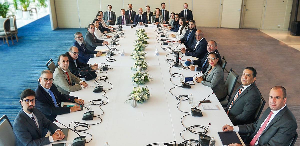 Durante varios años, Noruega facilitó las negociaciones entre el Gobierno de Venezuela y la Oposición venezolana para encontrar una solución política e inclusiva al conflicto, con fundamento en los deseos de ambas partes. El proceso de negociación se basó en un Memorando de Entendimiento concertado por las partes en la Ciudad de México en agosto de 2021 y que aparece en la imagen