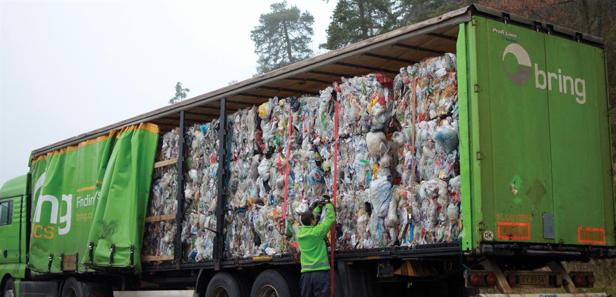 Foto av plastavfall som blir transportert over landegrensene. Foto: NTB, Grønt Punkt