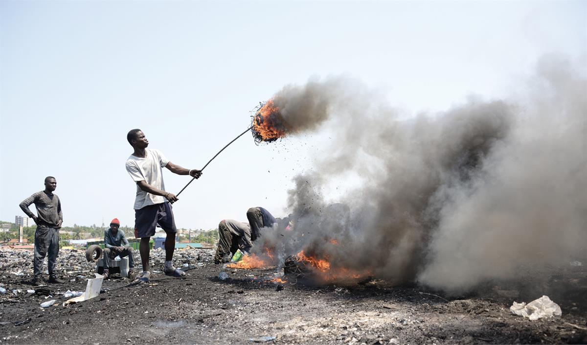 Unge menn i Accra i Ghana brenner plasten av kablar på Agbogbloshie søppelfylling 12. Juni 2018. Foto: NTB, Gioia Forster/dpa