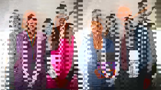 Helse- og omsorgsminister Jan Christian Vestre avbildet sammen med fastlege Kristin Sæther, kommuneoverlege Karoline Harding og generalsekretær i Diabetesforbundet Britt Inger Skaanes