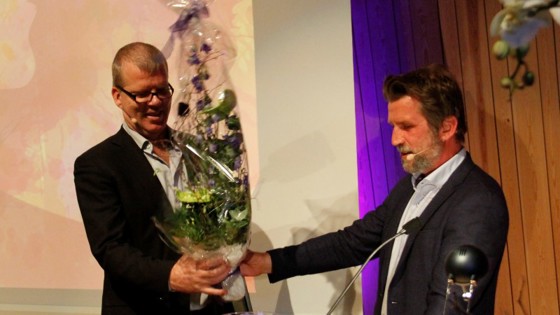 Juryleiar Håkon Haugsbø og prisvinnar Jon Hustad.