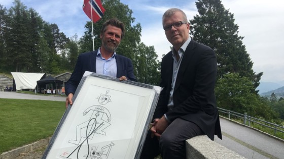 Juryleiar Håkon Haugsbø og prisvinnar Jon Hustad.