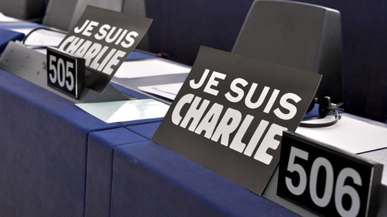 President Martin Schulz i Europaparlamentet leste opp navnene på de 17 ofrene etter terrorangrepet i Paris. Foto: European Union 2015