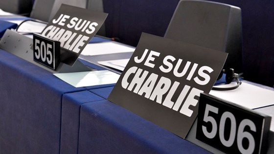 President Martin Schulz i Europaparlamentet leste opp navnene på de 17 ofrene etter terrorangrepet i Paris. Foto: European Union 2015