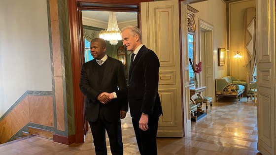 Statsminister Jonas Gahr Støre tar imot Angolas president João Manuel Gonçalves Lourenço i Regjeringens representasjonsanlegg, de tar hverandre i hånda.