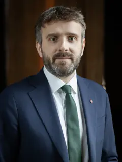 Portrettfoto av helse- og omsorgsminister Jan Christian Vestre - alvorlig ansiktsuttrykk