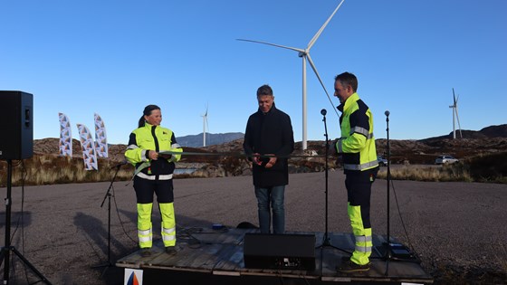 Olje- og energiminister Terje Aasland åpnet Lutelandet vindkraftverk i Fjaler 24. oktober 2022. 