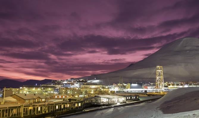 Et foto som viser Longyearbyen, Svalbard.