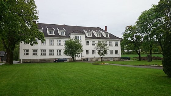 Den gamle, ærverdige hovedbygningen på Tvedestrand og Åmli videregående skole, avd. Holt. 
