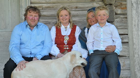 Folvell Gård eies og drives av Elin og Martin Skovseth. Her med barna Andrea og August. 