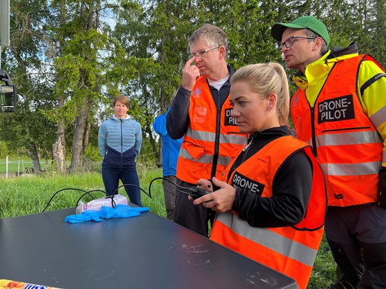 Landbruks- og matministeren får prøve seg som dronepilot. F.v: Anders Martinsen, UAS Norway og Pål  Sindre Svae, viltforvalter i Indre Østfold kommune.