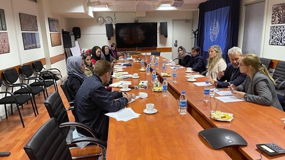 Den norske delegasjonen i samtale med representanter for afgansk sivilt samfunn, hos FN i Kabul.  Foto: UD