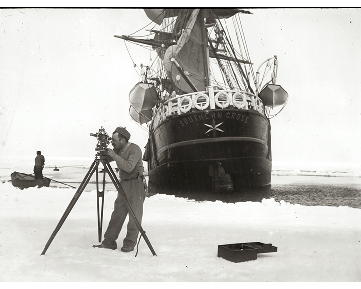 Figur 3.3 Carsten Borchgrevink i ferd med kartlegging, antarktisekspedisjonen til Carsten Boschgrevink 1898–1900. Dette var den første ekspedisjonen som overvintra på det antarktiske kontinentet. 
