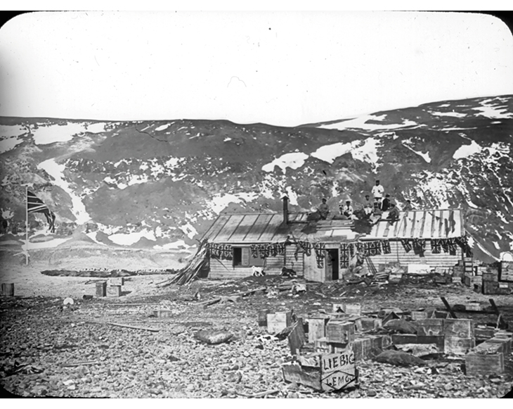 Figur 7.4 Carsten Borchgrevink sin hytte på Kapp Adare nyttår 1900.

