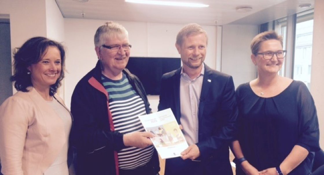 Vibeke Johnsen i Nasjonalforeningen for folkehelsen, Ole Gudmund Karlsen, Bent Høie og Kari Midtbø Kristiansen i Nasjonal kompetansetjeneste for aldring og helse.   