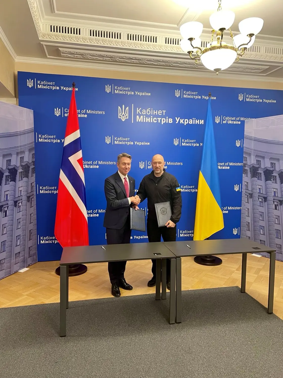 Energiminister Terje Aasland og Ukrainas energiminister Denys Sjmyhal signerte energisamarbeidsavtale.