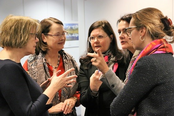 Norges ambassadør til EU, Oda Helen Sletnes, diskuterer med sine kolleger fra Island og Liechtenstein etter møtet. Her sammen med lederne for ESA og EURCA.WEST.