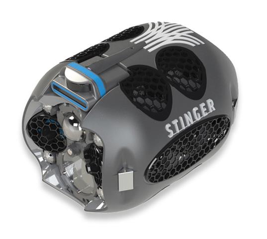 Foto viser en mikro-ROV. Denne er relativt liten, svart og utstyrt med forskjellig utstyr som kamera og sensorer. På siden kan man lese navnet STINGER i blokkbokstaver og på toppen er det noen pyntestriper.